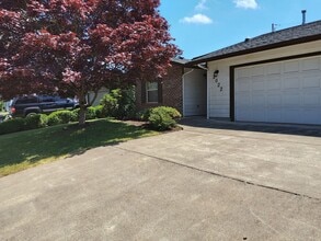 Building Photo - Best 2 Bedroom - 2 Bath Duplex Unit On The Market