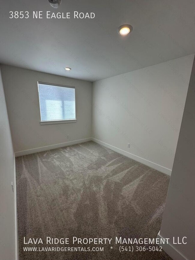 Building Photo - 3853 NE Eagle Rd