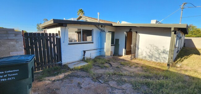 Building Photo - 2126 E Hidalgo Vista