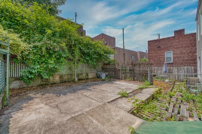 Building Photo - 175 Zabriskie St