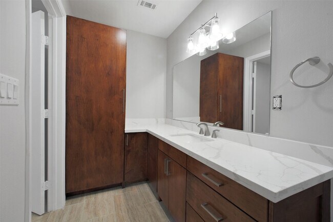 Building Photo - 15815 Baytree Dr