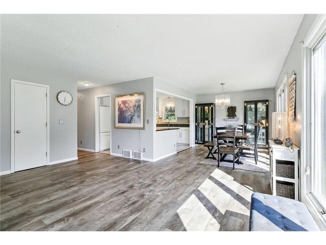 Building Photo - 455 Black Oaks Ln N