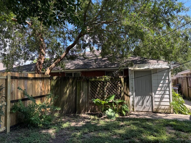Building Photo - Great 2 Bedroom Lease near LSU