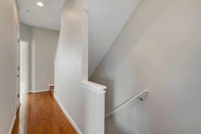 Building Photo - Charming 3 bedroom 3.5 Bathroom Row Home