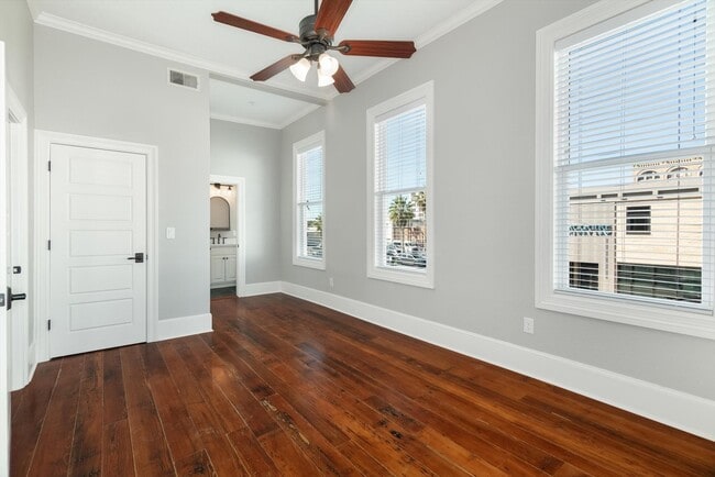 Building Photo - 405 24th St