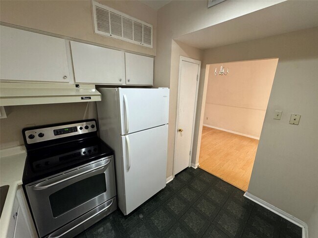 Building Photo - 2100 Tanglewilde St