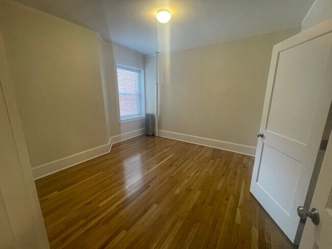Building Photo - 9/1 No Fee! Sunny 2BR w/private balcony, h...