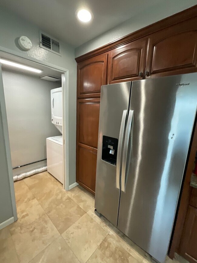 Building Photo - Garden Park Townhomes: 3 Bedroom 3 Bath At...