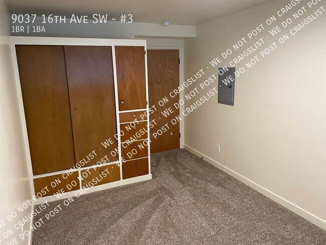 Building Photo - West Seattle - Renovated 1 Bedroom - 1 Bat...