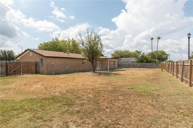 Building Photo - 29 Tulip Ave