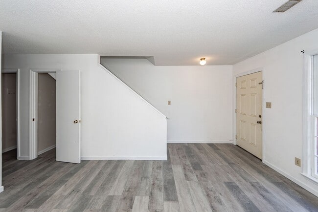 Building Photo - 2 Bedroom, 1.5 Bathroom Townhome - Summerville