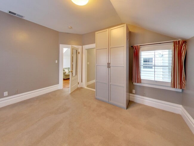 Building Photo - Luxury 5 Bed, 3.5 Bath Home in the Mission! Check out Virtual Tour!