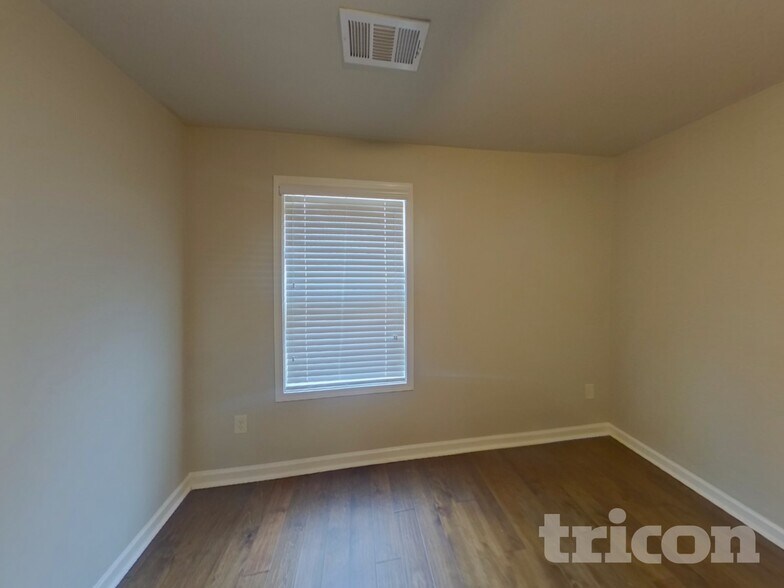 Building Photo - 5959 Wolf Creek Dr