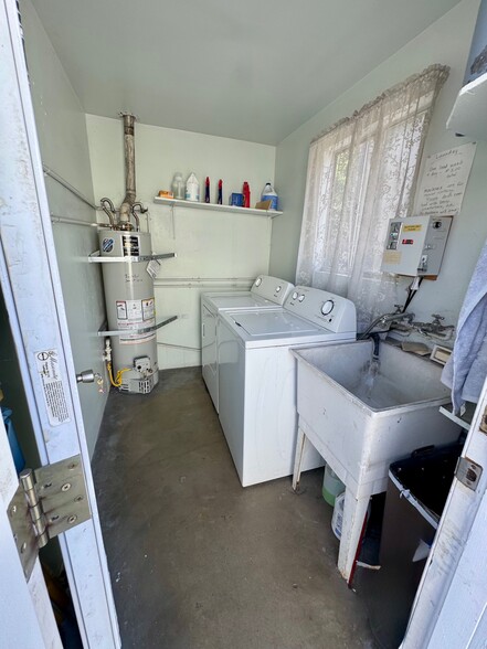 Laundry Facilities - 5424 Vantage Ave