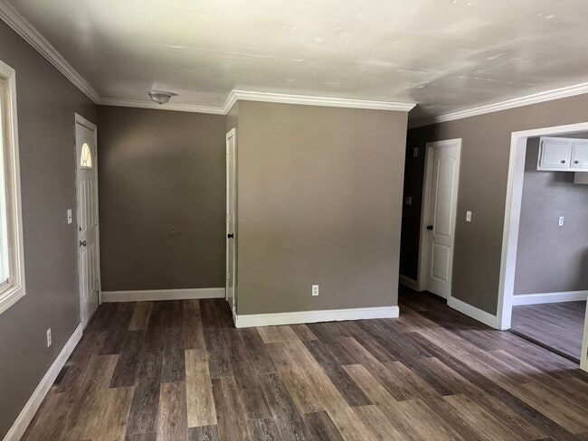 Building Photo - 2 Bedroom | 1 bath - Remodeled Unit Located in Springfield!