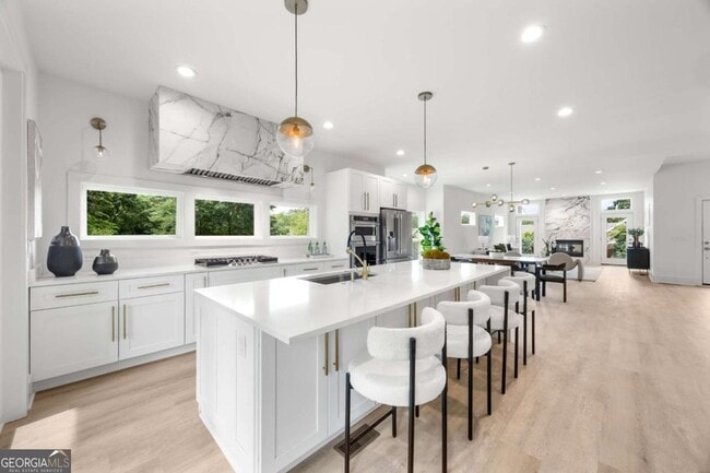 Building Photo - 24 Hutchinson St NE