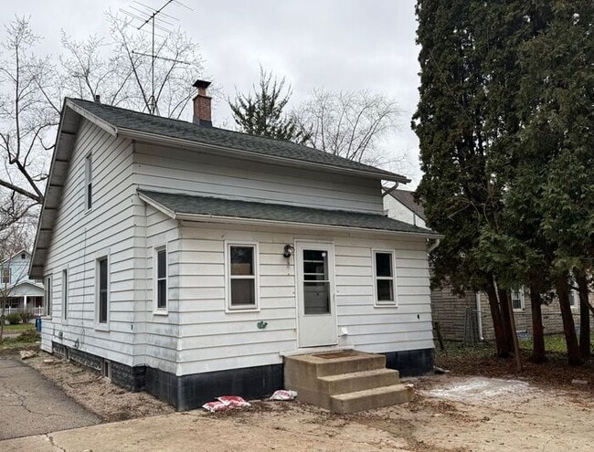 Building Photo - Fully Renovated 3 bed 2 bath home - Ask ab...