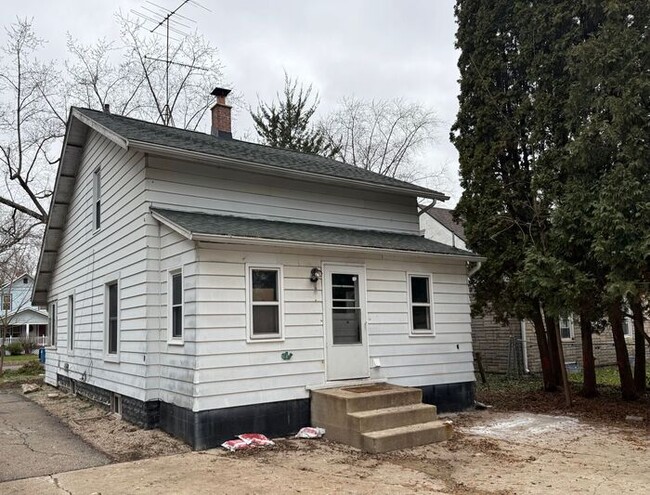 Building Photo - New Remodeled 3 bed 2 bath home!