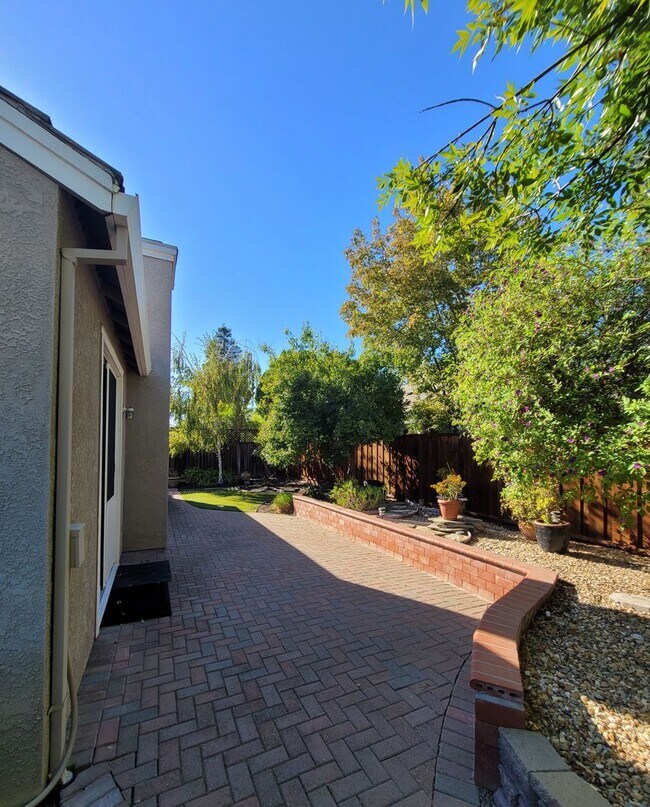 Building Photo - 1095 Crescent Dr
