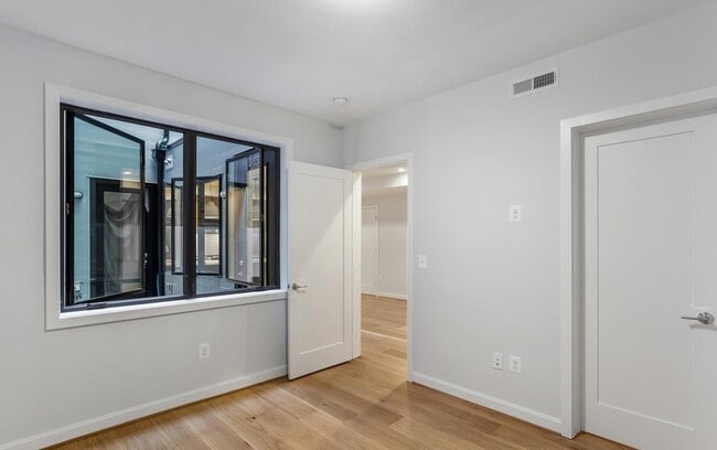 Building Photo - 2248 Ontario Rd NW