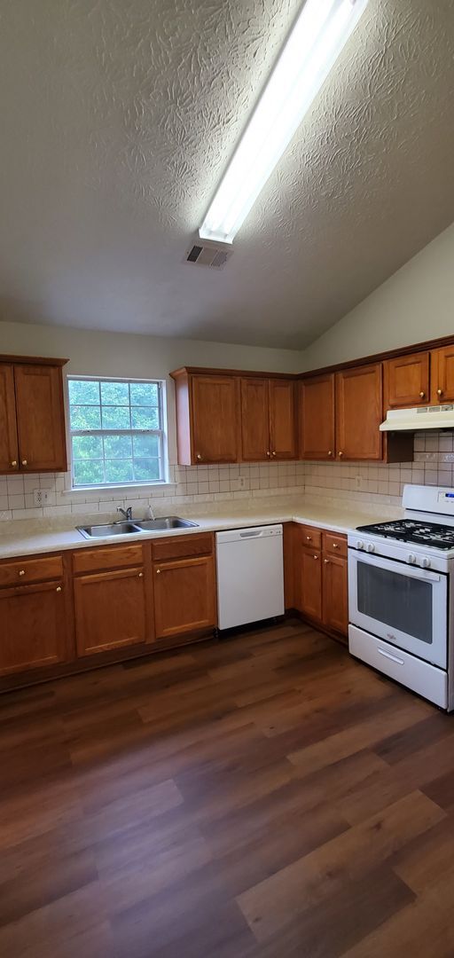 Building Photo - 10600 Redbud Ln