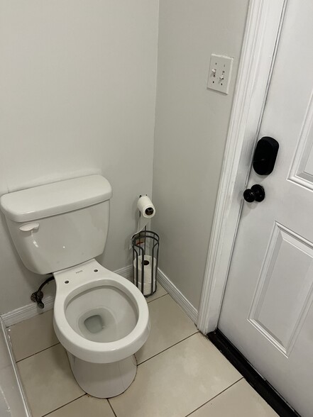 Building Photo - 920 NE 5th Ave