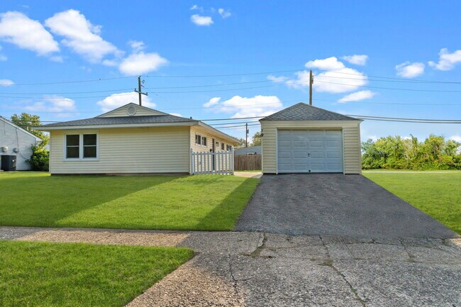 Building Photo - 38 Indian Creek Dr