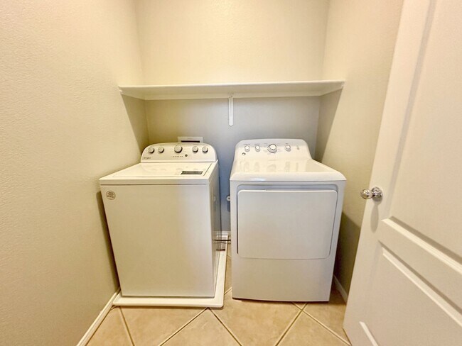 Building Photo - Available For viewing May 1, 2026. Beautiful SW Las Vegas Home. 4 Beds 2.5 Bath.