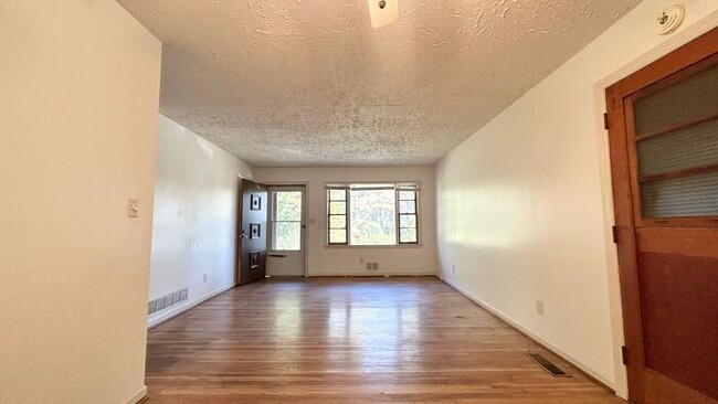 Building Photo - Lovely 3 Bedroom Hidden Gem! Hardwood Floo...