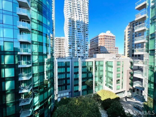 Building Photo - 333 Main St