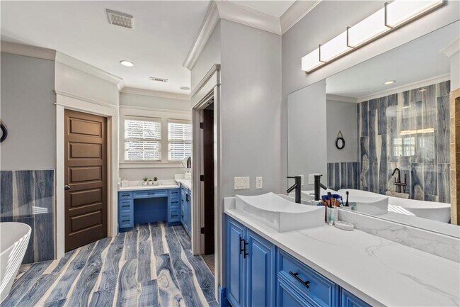 Building Photo - 2125 Cooper Lake Dr SE