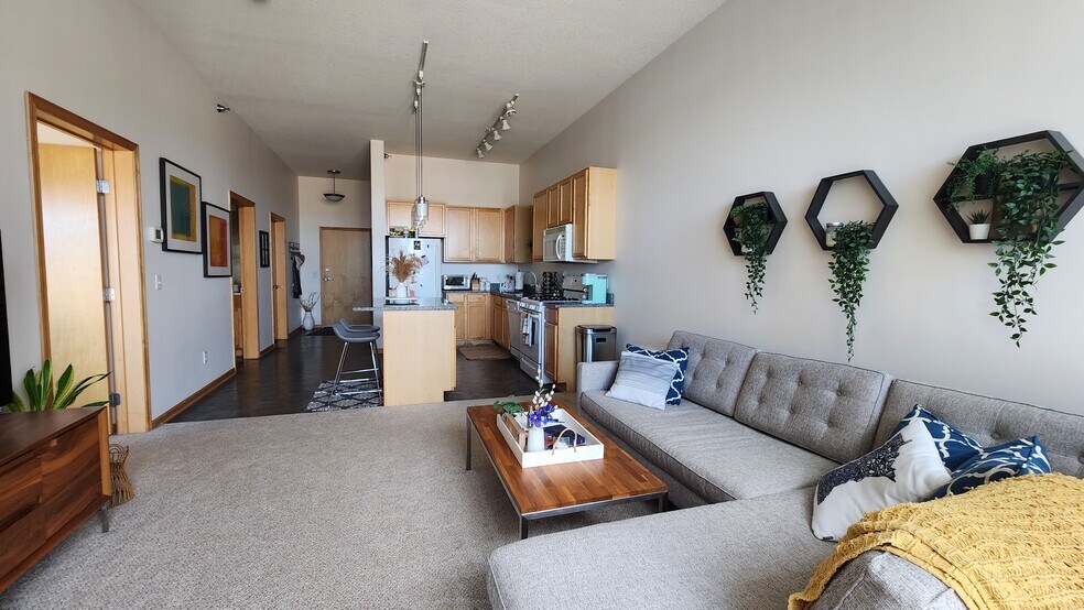 Building Photo - 2650 University Ave W