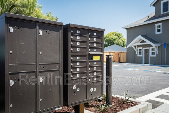 Building Photo - 15850 Bella Tierra Ct