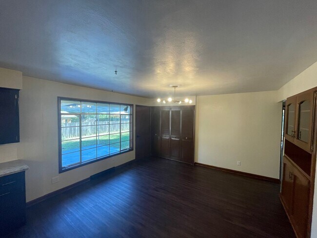 Building Photo - Beautiful 3 bedroom 2 bath home located in Southern Hills Subdivision