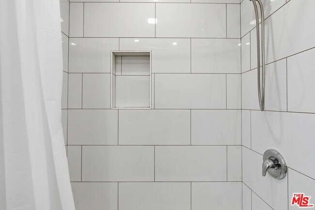 Building Photo - 580 W 15th St