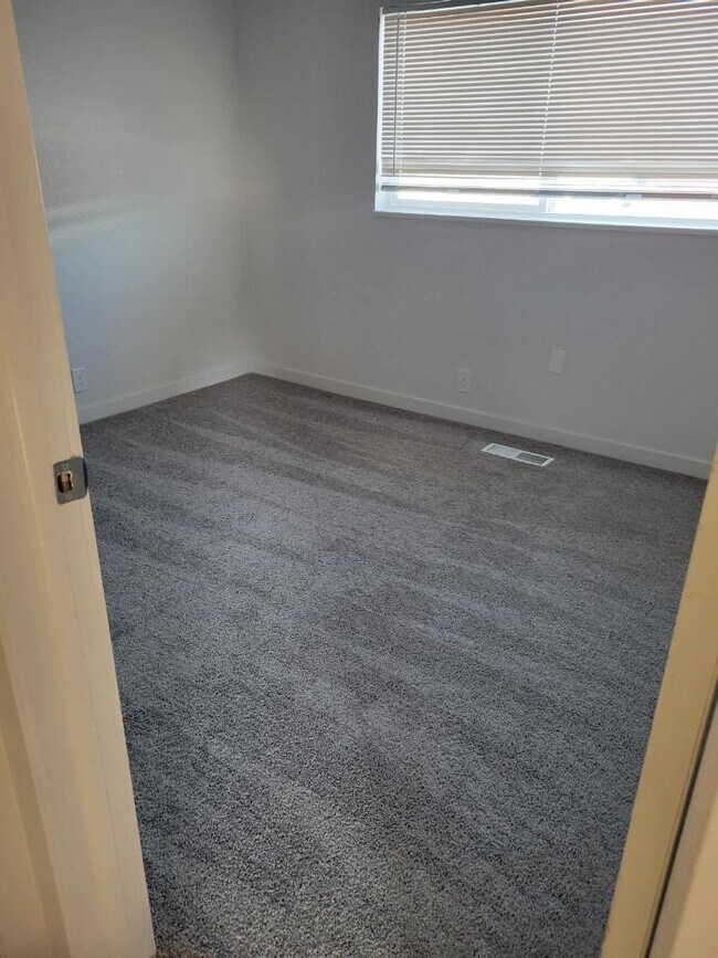Building Photo - 2014 W 4700 S