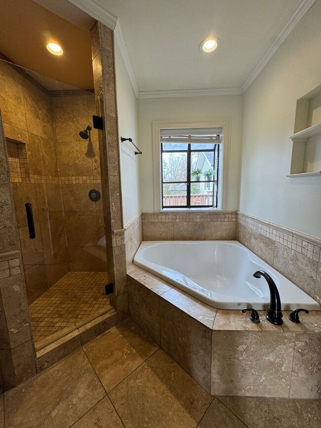 Building Photo - 2912 Woodlawn Dr