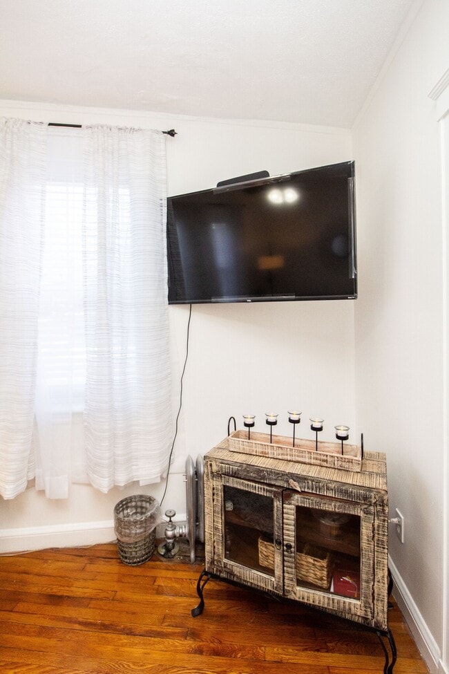 Building Photo - 191 Kent St