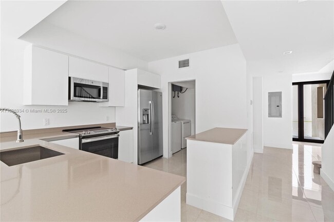 Building Photo - 4130 N Oak Pl