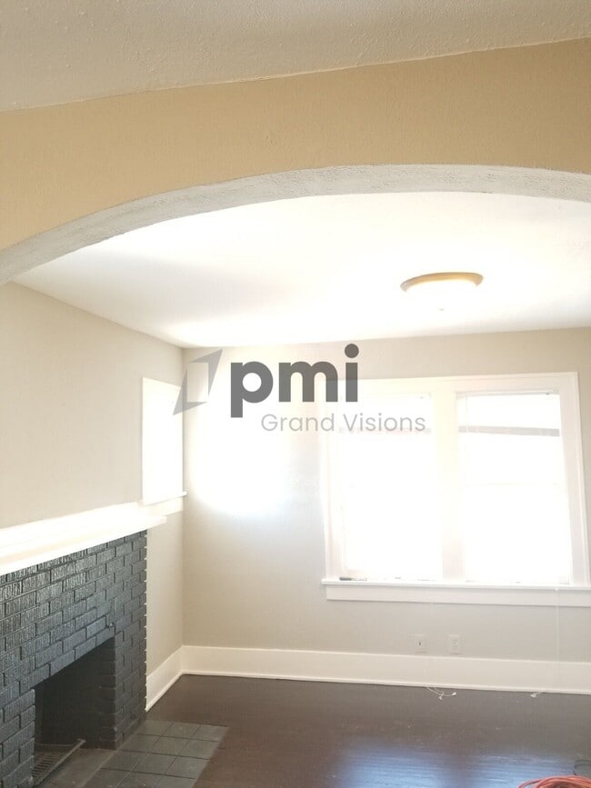 Building Photo - 698 S Stone St