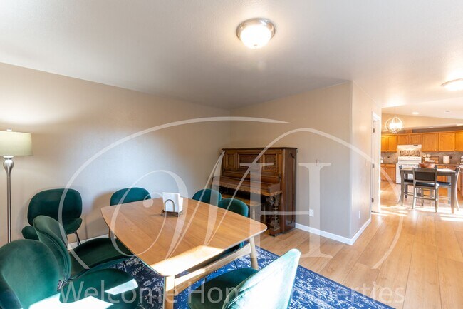 Building Photo - Conveniently Located 3 Bedroom Home with F...