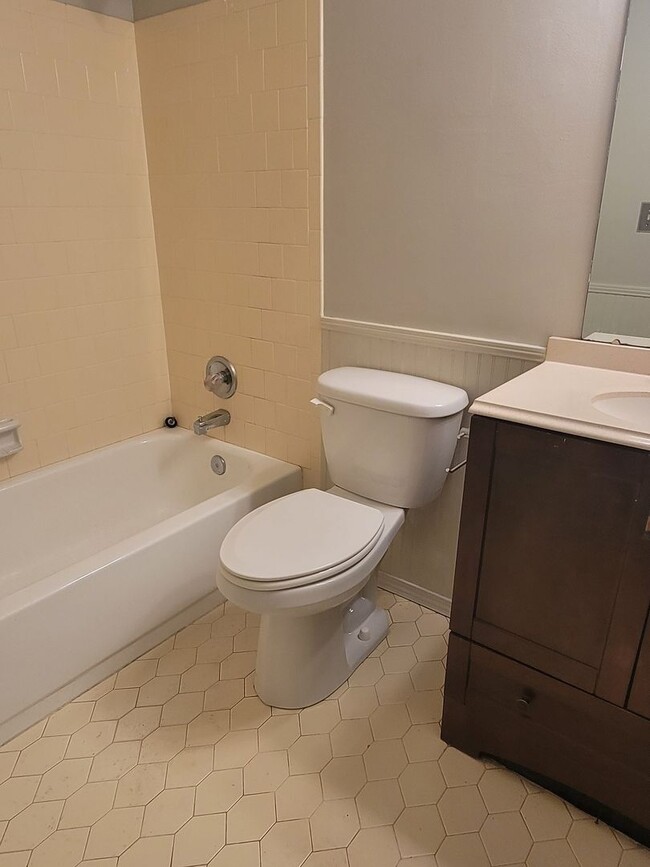Building Photo - Adorable 2-Bedroom, 2-Bath Townhome Near A...