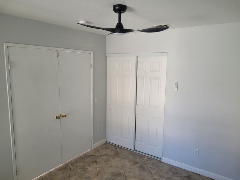 Building Photo - 18885 Oakview Way