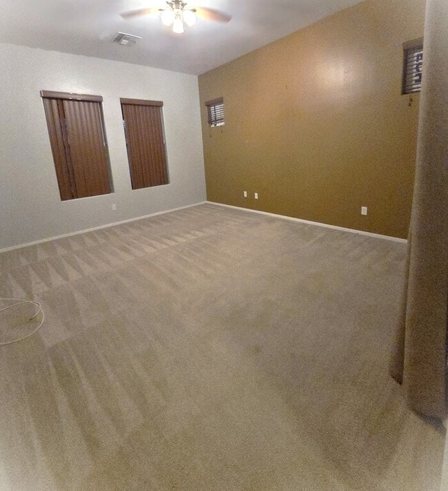 Building Photo - Beautiful 4-bedroom 2.5 bath home