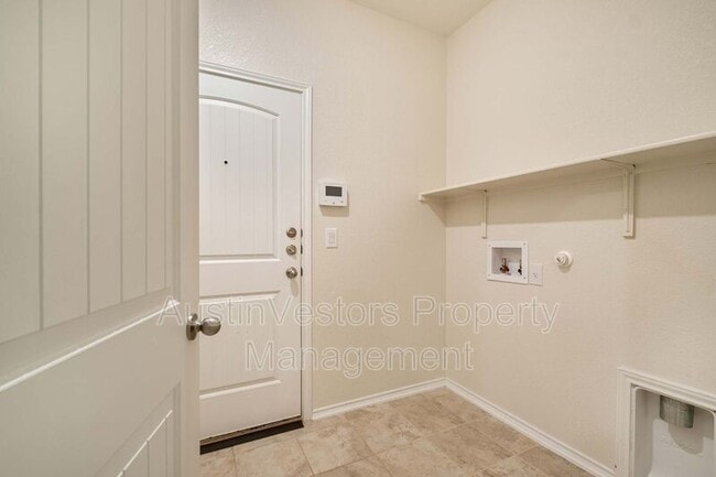 Building Photo - 907 Solitude Dr