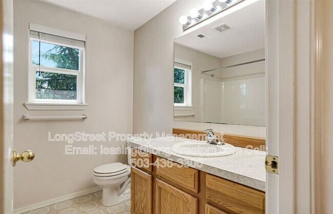 Building Photo - 332 NE Carmen Pl