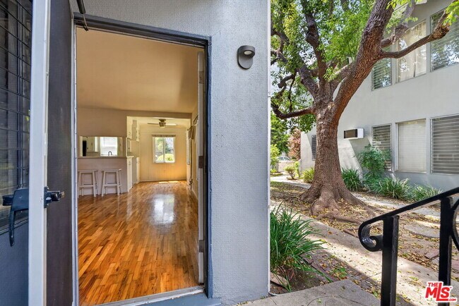 Building Photo - 13553 Moorpark St