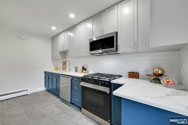 Building Photo - 158 Edgar St