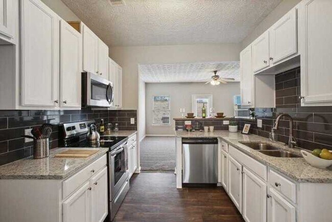 Building Photo - Fantastic 3bd/2.5ba home! Coming soon!