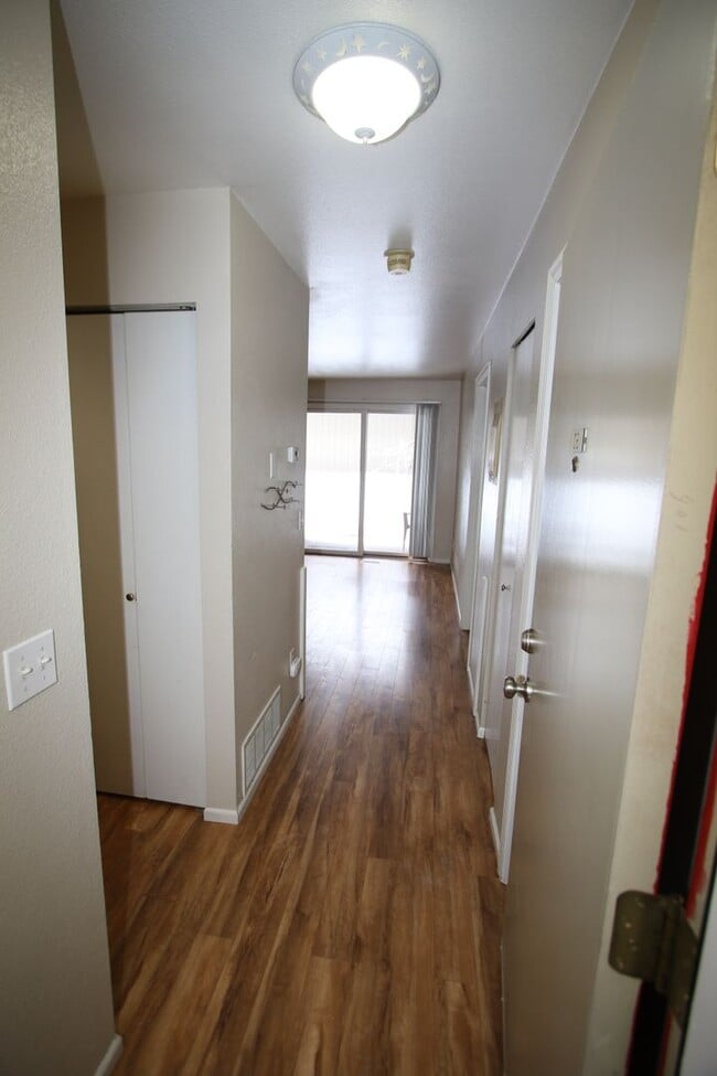 Building Photo - 1 Bedroom with a 1 car garage!